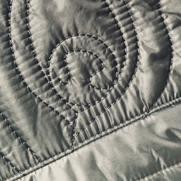 ⭐️ 2 x Host Pick ⭐️ Rare Lululemon Get Down Vest *Reversible - Picture 6 of 16